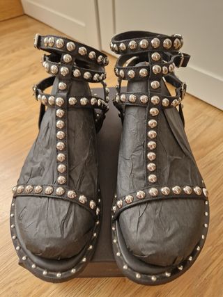 Sandalias romanas negras con tachuelas