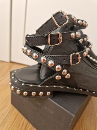 Sandalias romanas negras con tachuelas