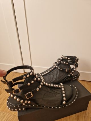 Sandalias romanas negras con tachuelas