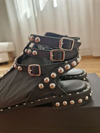 Sandalias romanas negras con tachuelas