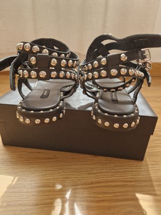 Sandalias romanas negras con tachuelas