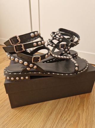 Sandalias romanas negras con tachuelas