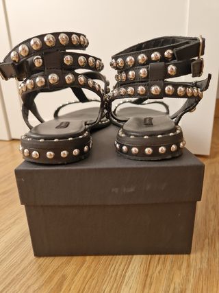 Sandalias romanas negras con tachuelas