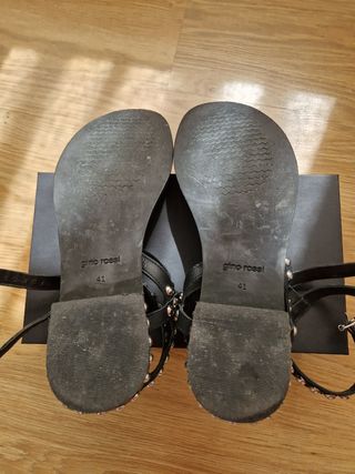 Sandalias romanas negras con tachuelas