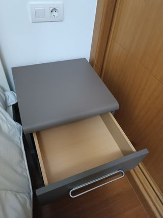 Cama individual con mesita