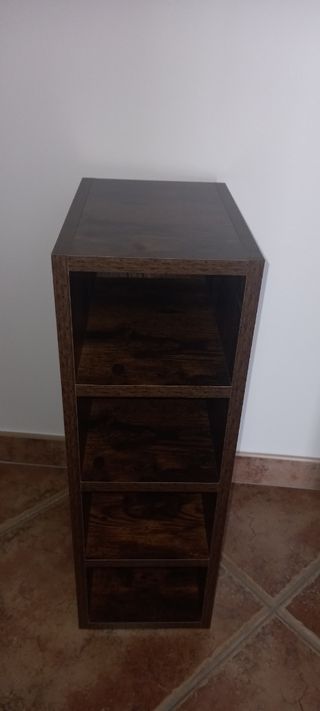 Estanterías de madera marrón