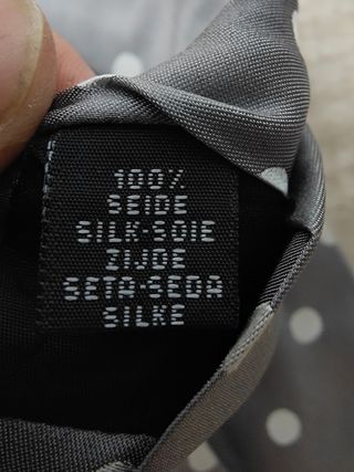 Corbata Strellson de seda gris con lunares blancos