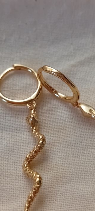 Aros serpiente dorados