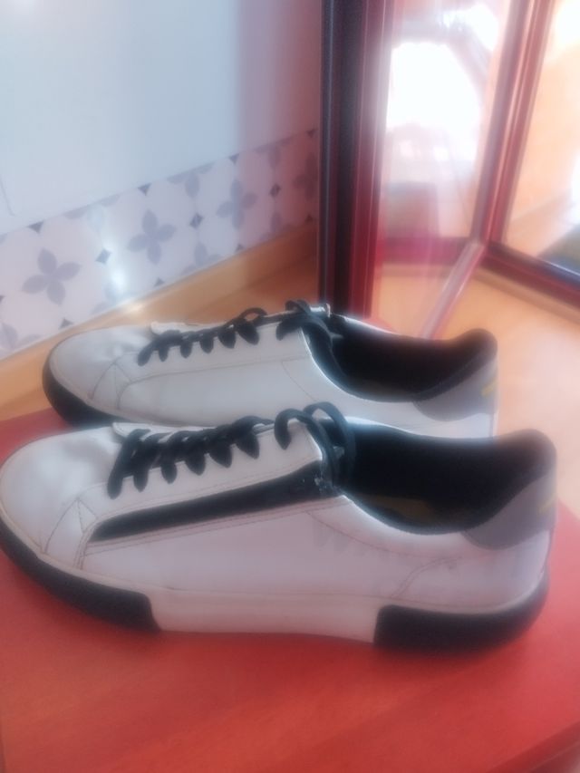 Zapatillas blancas y negras, estilo moderno.