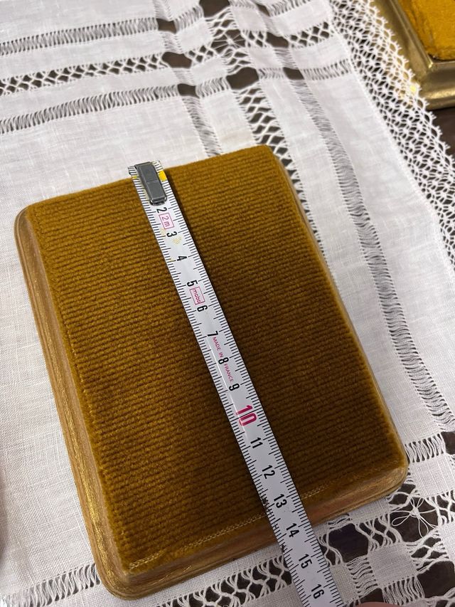 Peana de madera maciza dorada y terciopelo