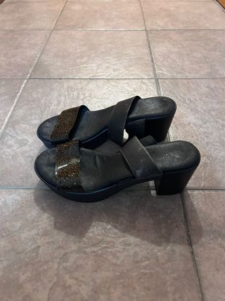 Tacones negros con dorado