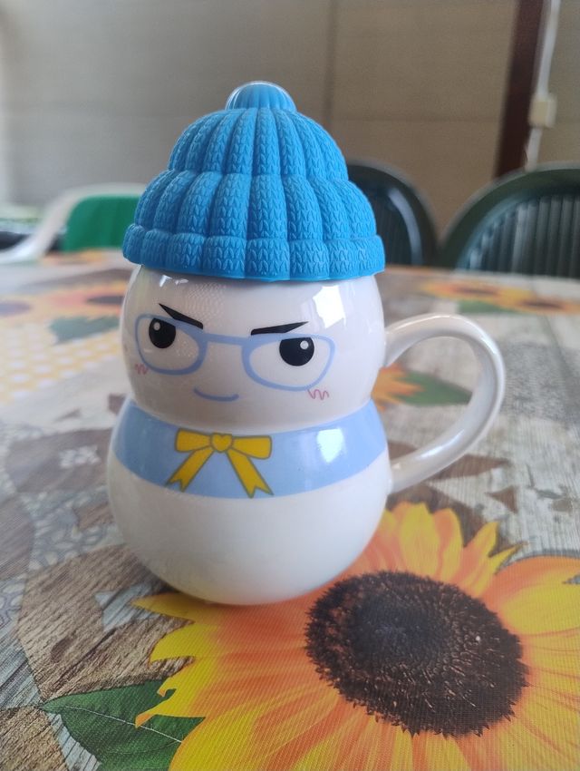 Tazza pupazzo di neve azzurra bianca