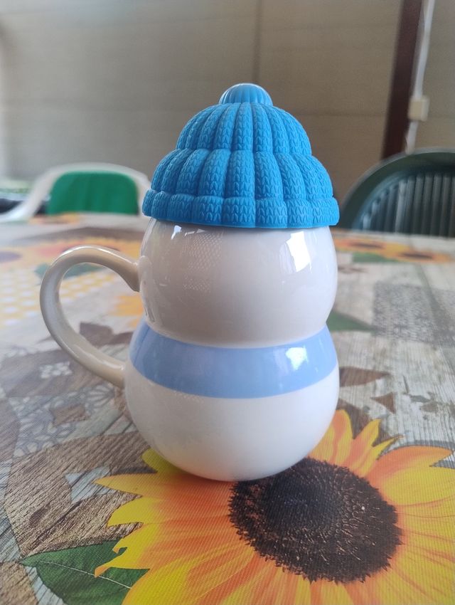 Tazza pupazzo di neve azzurra bianca