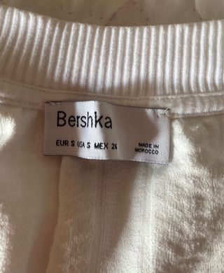 Top Bershka blanco c/pico talla S