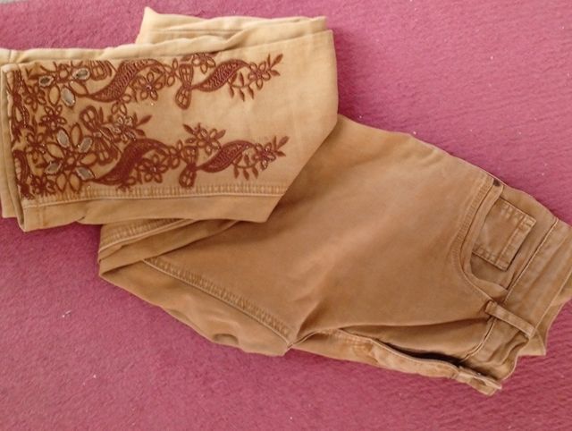 Pantalones vaqueros marrones bordados