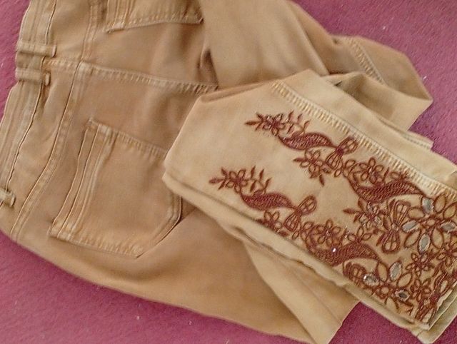 Pantalones vaqueros marrones bordados