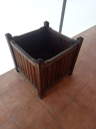 Macetero madera tropical.