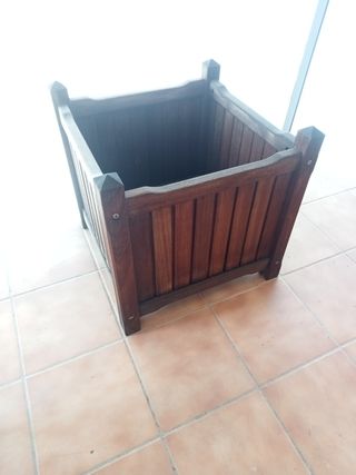 Macetero madera tropical.