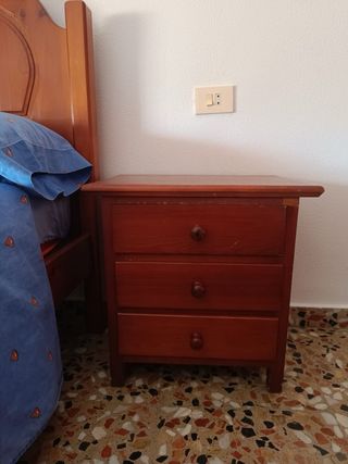 Cama completa + mesita + escritorio.