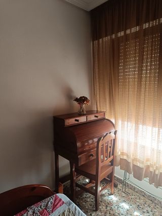 Cama completa + mesita + escritorio.
