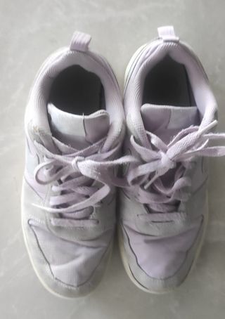 Zapatillas Nike grises y moradas - 39