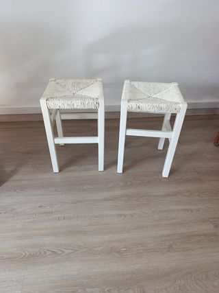 2 Taburetes blancos mimbre-madera