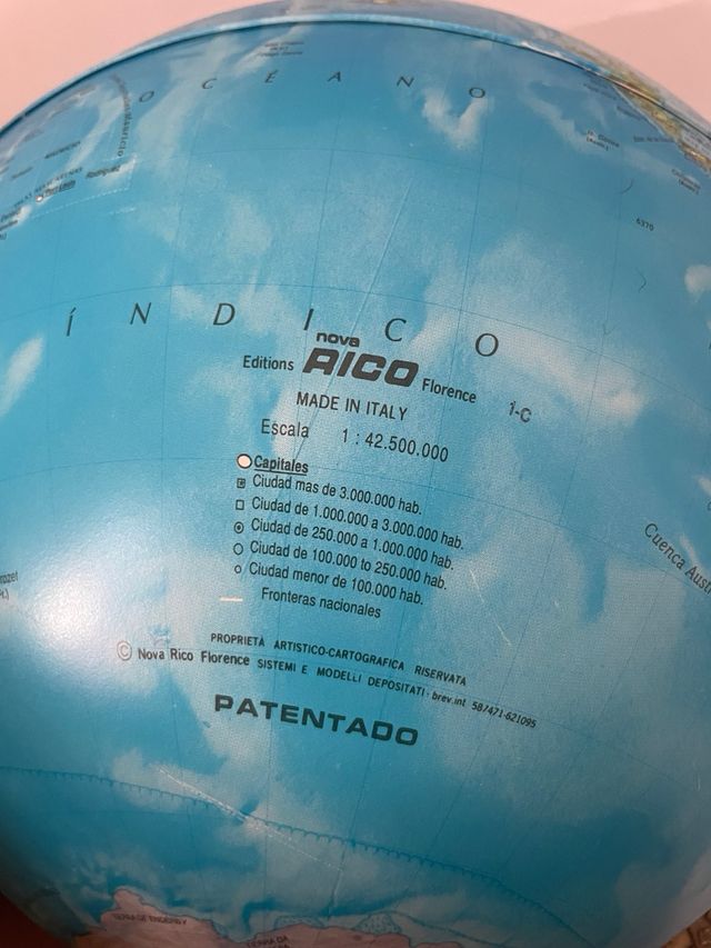 Globo terráqueo antiguo iluminado