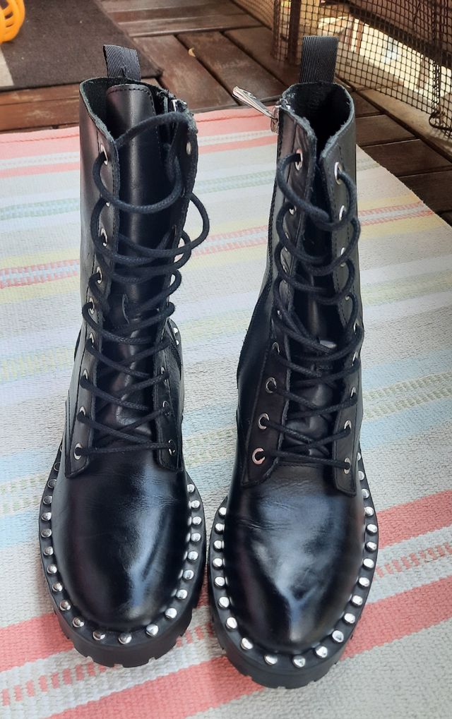 Botas Zara negras con tachuelas