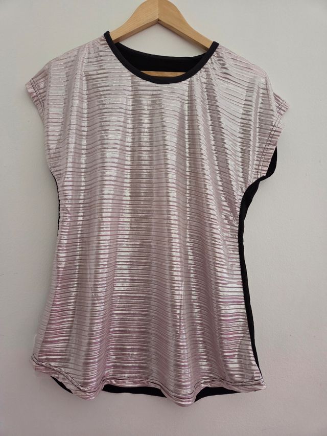 Camiseta negra y plateada efecto brillo