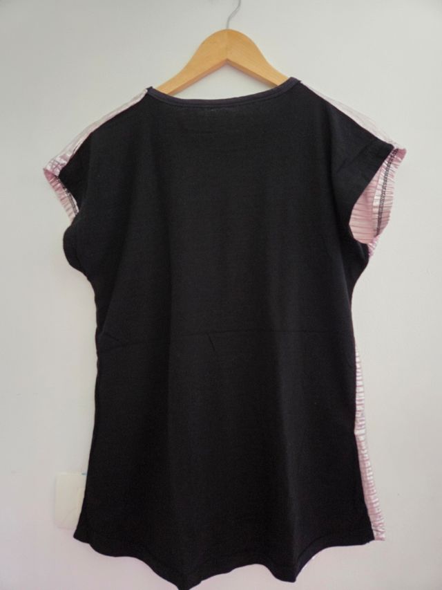 Camiseta negra y plateada efecto brillo