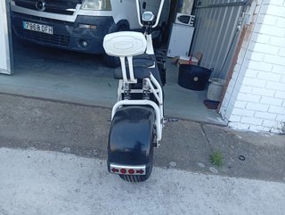 Moto eléctrica blanca