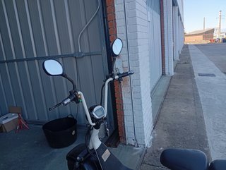 Moto eléctrica blanca