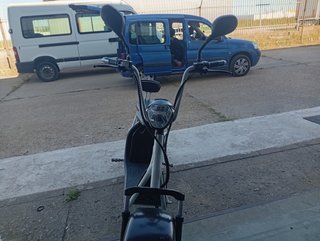 Moto eléctrica blanca