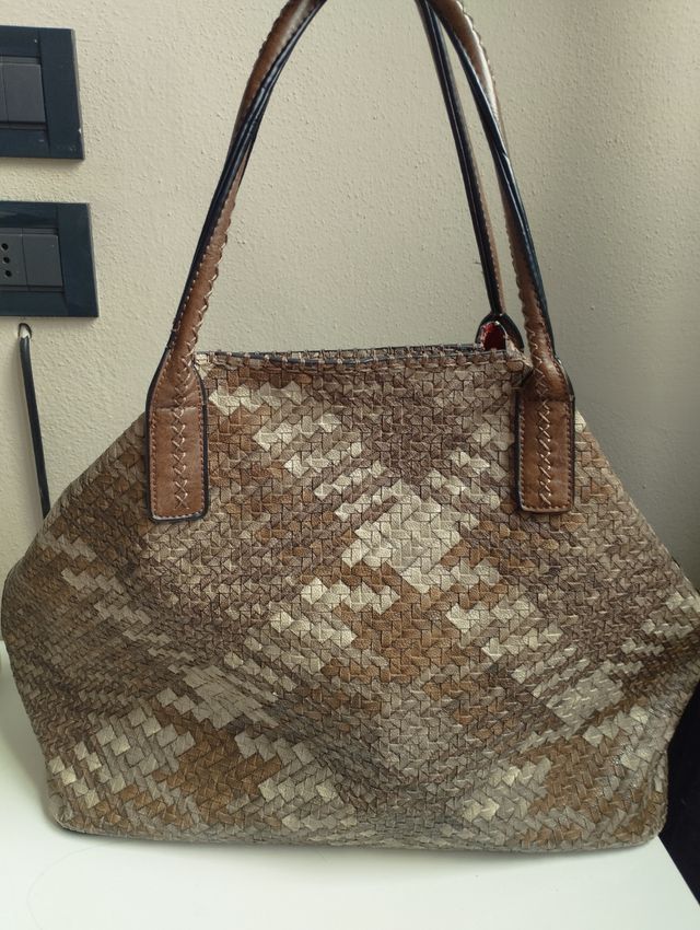Borsa intrecciata beige e marrone in vera pelle