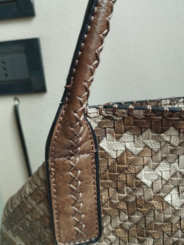 Borsa intrecciata beige e marrone in vera pelle