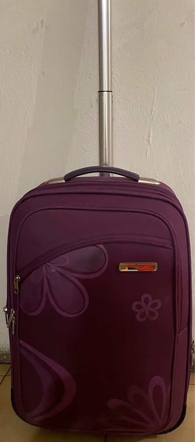 Maleta morada con flores