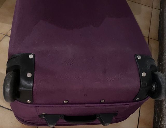 Maleta morada con flores
