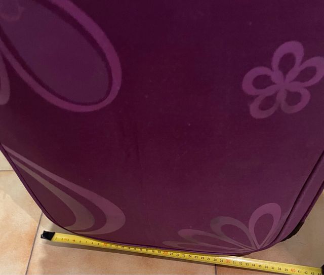 Maleta morada con flores