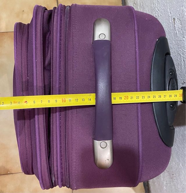 Maleta morada con flores