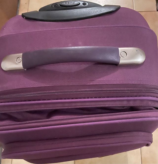 Maleta morada con flores