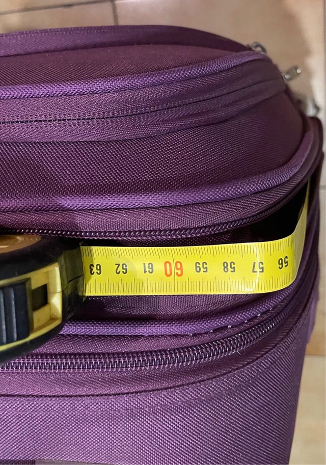 Maleta morada con flores