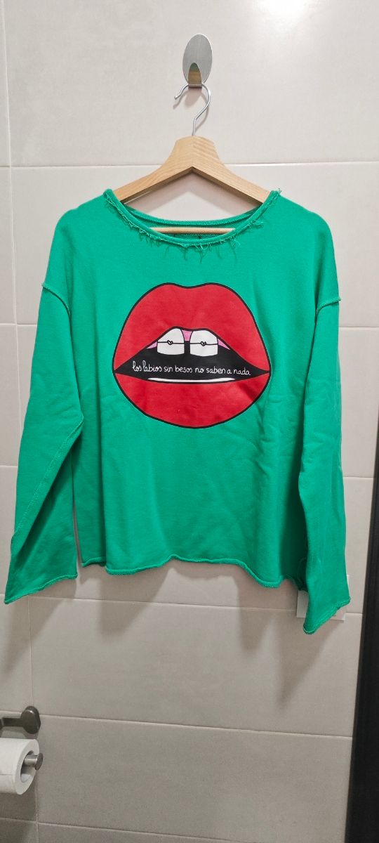 Sudadera verde labios rojos