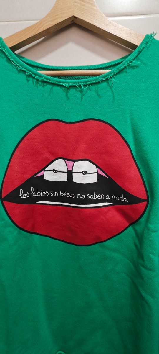 Sudadera verde labios rojos