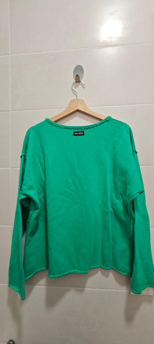 Sudadera verde labios rojos