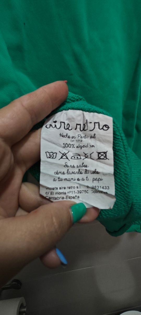 Sudadera verde labios rojos