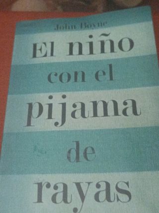 El niño con el pijama de rayas