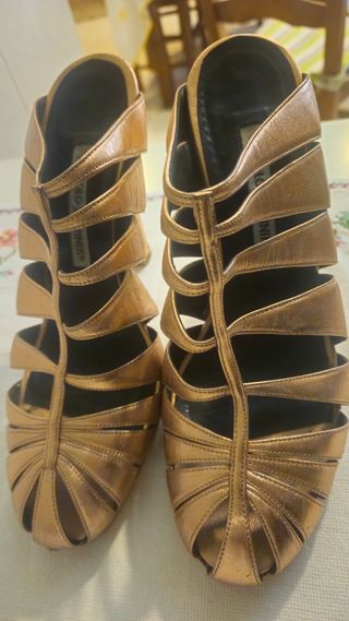 Manolo Blahnik dorados, tacón 12cm Talla 37