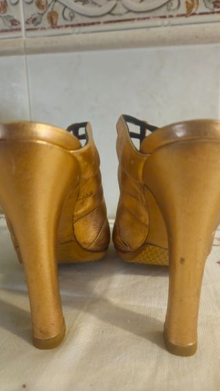 Manolo Blahnik dorados, tacón 12cm Talla 37