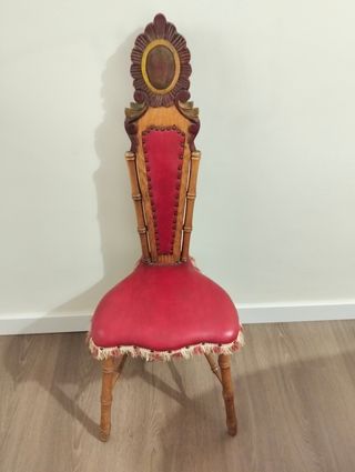 Silla antigua de madera y cuero