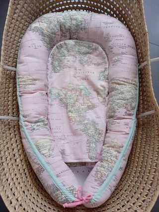 Nido bebé mapa mundi rosa. 